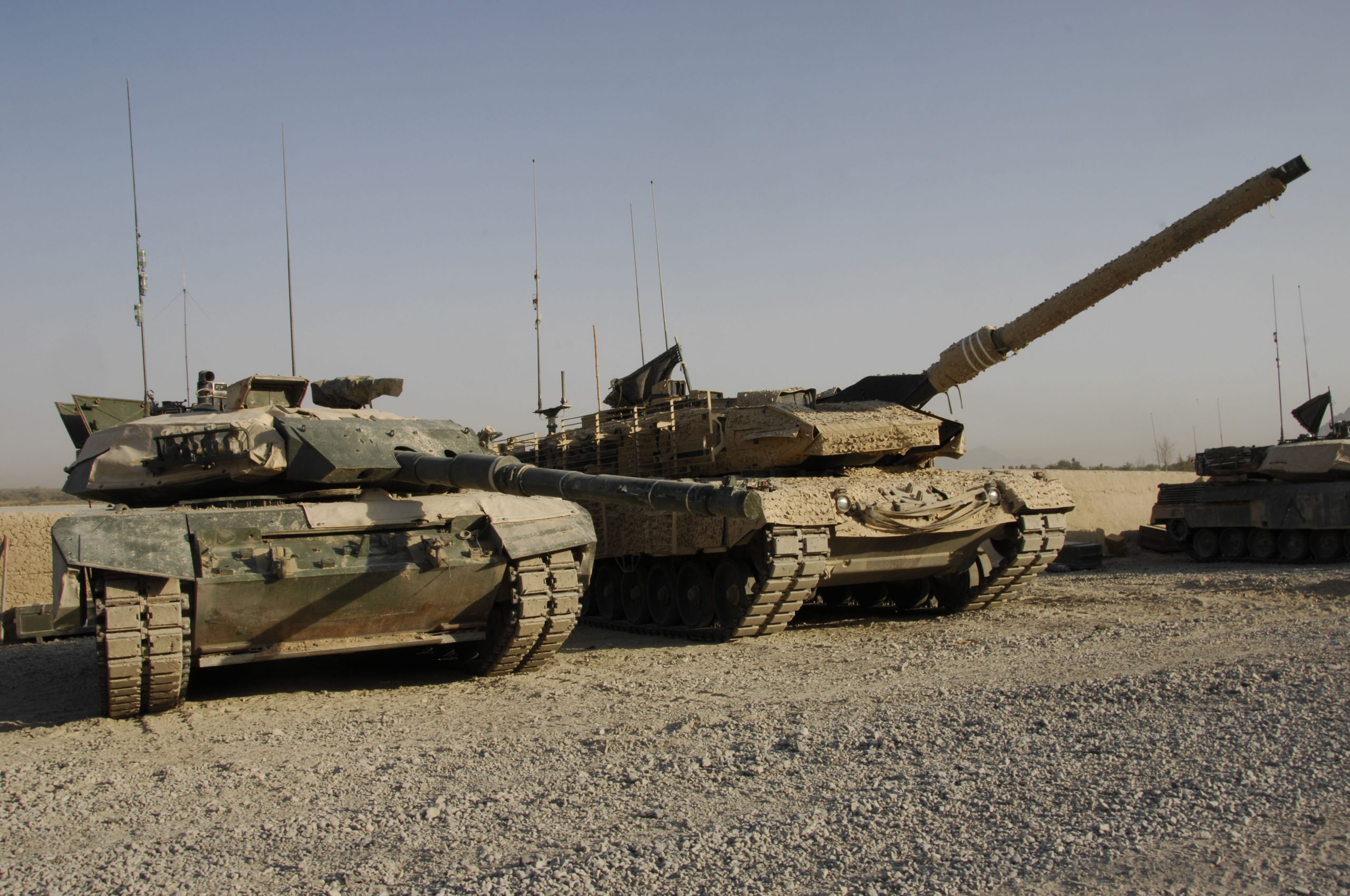 Дуэль т 72 и абрамс. Танк Leopard-2a6m. Канадский леопард 2а6. Танк леопард 2. Леопард 2а6 подбитый.