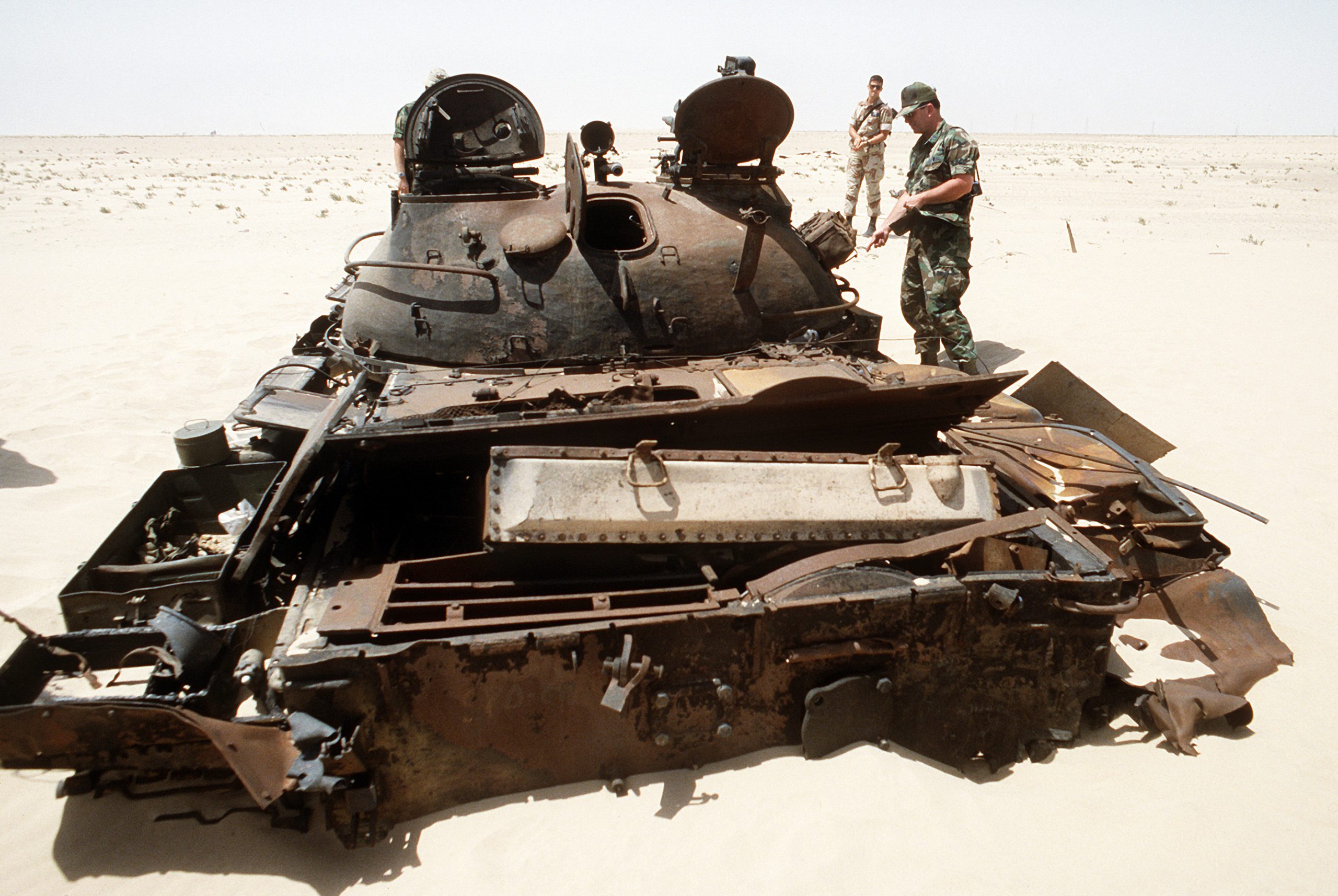 Сколько подбито танков абрамс. Танки Абрамс Ирак 1991. Т72 буря в пустыне. Буря в пустыне операция 1991 танки. Подбитые танки Ирак 1991.